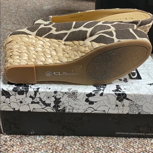Chinese Laundry open toe giraffe pattern Heel slip ons. 7.5 4”heel - Picture 9 of 10